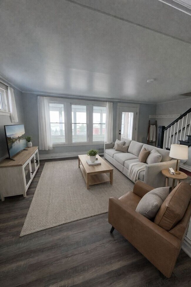 Building Photo - AVAILABLE March - 2 Bed, 1 Bath on Skyline!