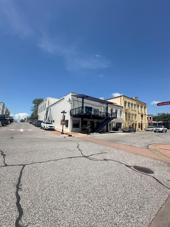 Building Photo - 102 E Alamo St