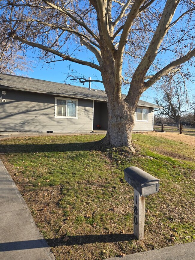 Building Photo - Beautiful Hermiston Home offers a perfect ...