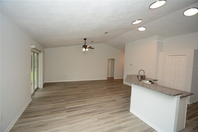 Foto del edificio - 122 White Hall Dr
