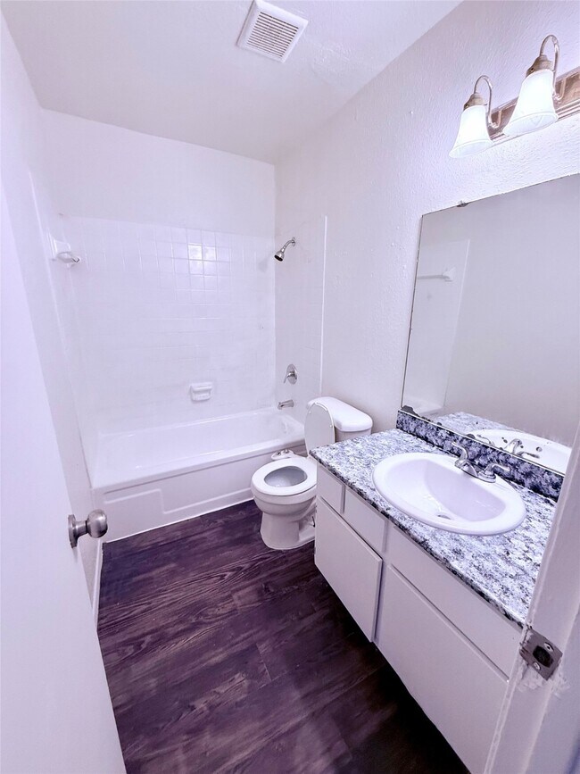 Building Photo - 5625 Antoine Dr