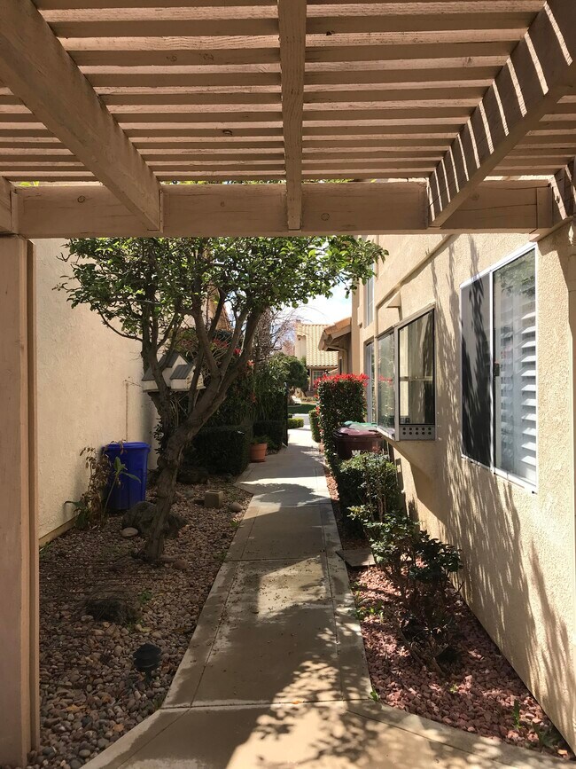 Foto del edificio - 1046 Southern Hills Dr
