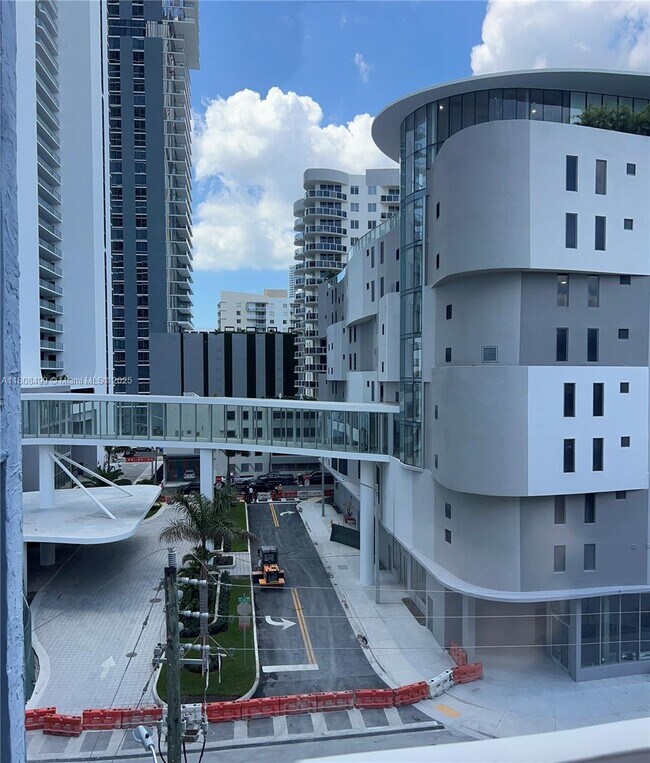 Foto del edificio - 677 NE 24th St