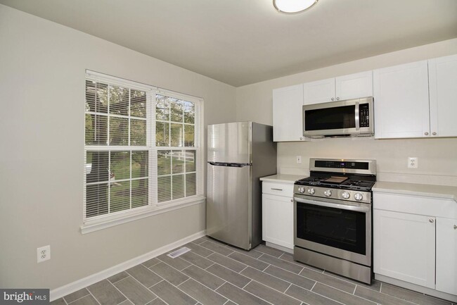 Building Photo - 13251 Lake Geneva Way