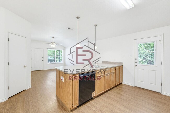 Building Photo - 913 Ashwood St