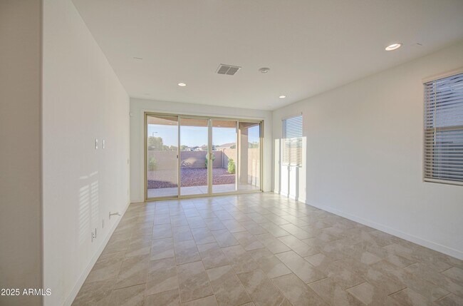 Foto del edificio - 9438 W Sells Dr