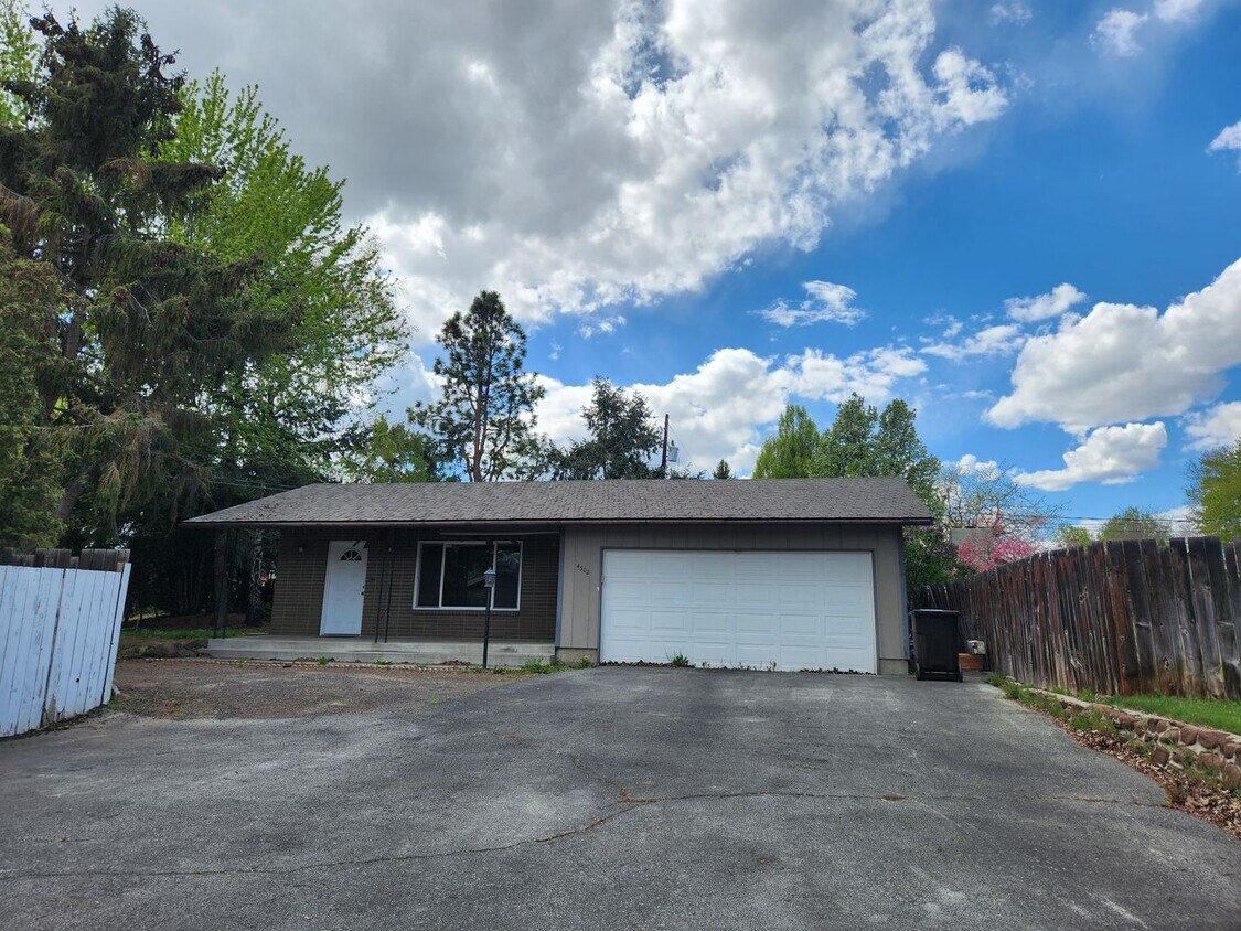 Foto principal - Near Chestnut Ave 3 br 1.5 ba all on one l...