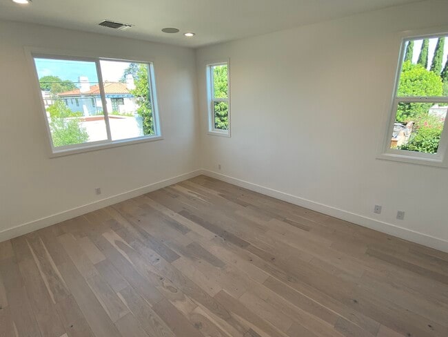 Building Photo - 1653 S Hayworth Ave