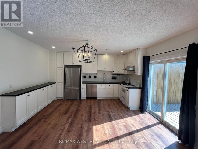 Building Photo - 203 Main St