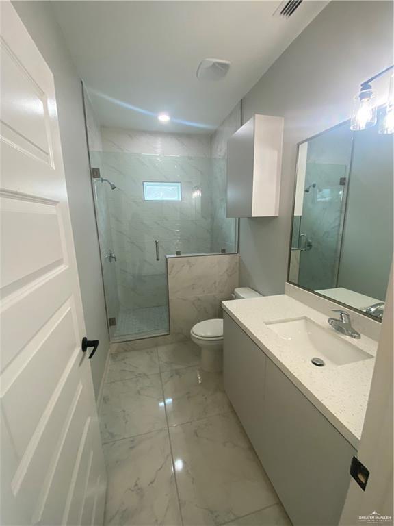 Building Photo - 11 Deluxe St