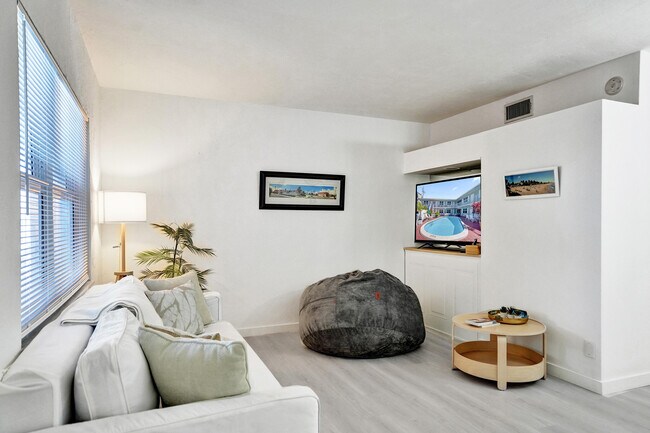 Foto del edificio - 4658 Bougainvilla Dr