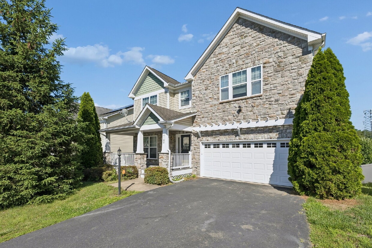 Beautiful and spacious stone-front colonial in sought-after Garrison Woods! - Beautiful and spacious stone-front colonial in sought-after Garrison Woods!