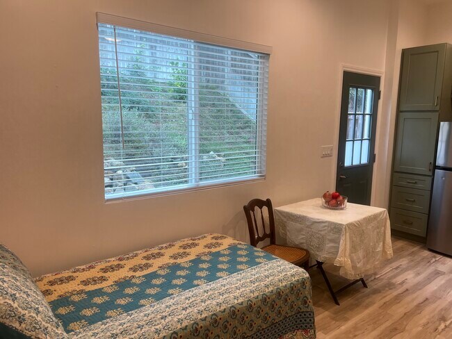 Bright and lots of light - 1373 Napoli St