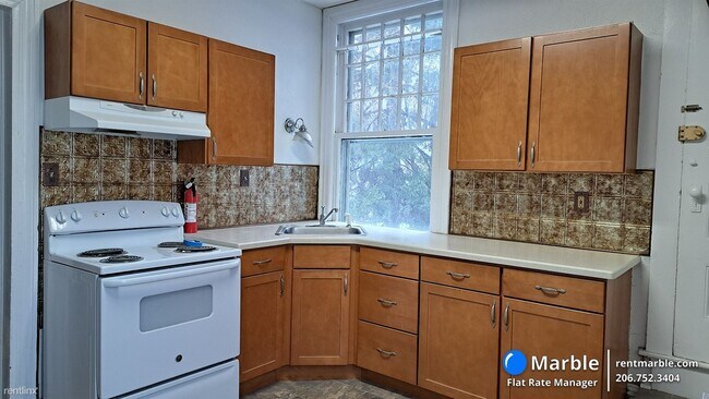 Building Photo - 4 br, 2 bath Townhome - 1720 Capouse Ave