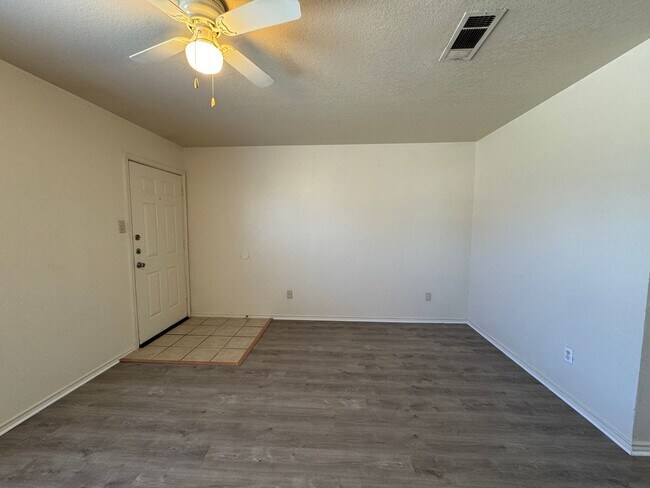 Foto del edificio - 1709 Cedarhill Dr