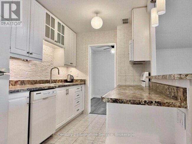 Building Photo - 3025 Queen Frederica Dr