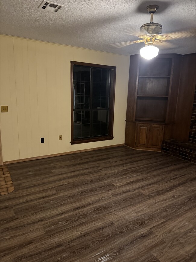 Foto del edificio - 323 S Shurley St