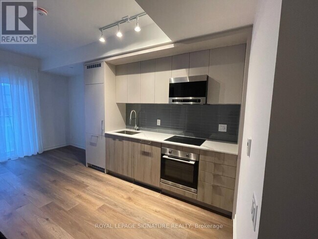 Photo du bâtiment - 863-863 St Clair Ave W