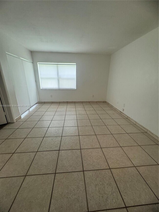 Foto del edificio - 2705 W 64th Pl