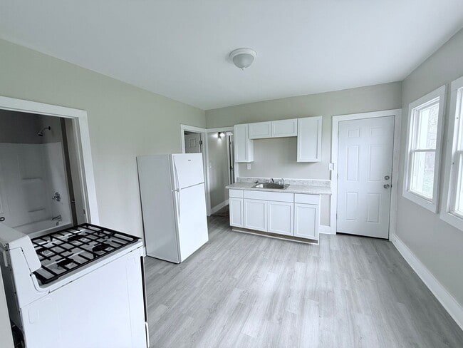 Building Photo - Freshly Renovated Cleveland Rental with Water, Sewer & Trash Included!