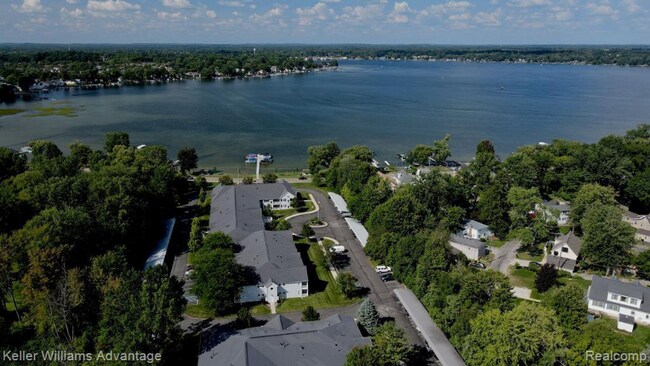 Building Photo - 1127 S Lake Dr