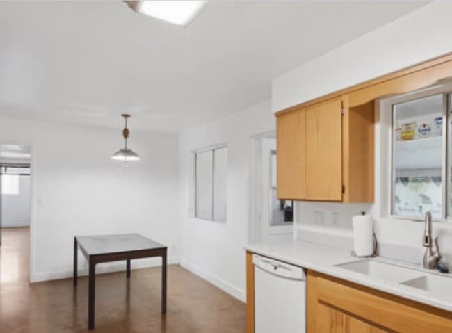 Building Photo - 817 W Romo Jones St