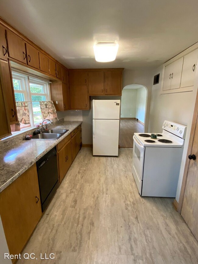 Foto del edificio - 3 br, 1.5 bath House - 566 Forest Road