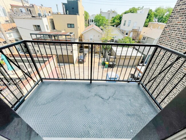 Building Photo - 1723 W North Ave