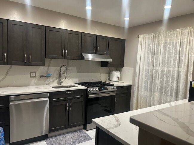 Building Photo - 1008 Travis Ln