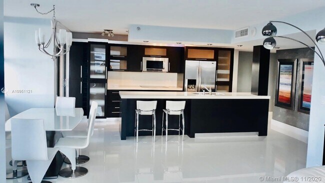 Building Photo - 2555 Collins Ave