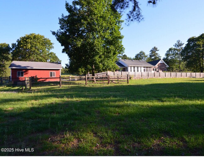 Foto del edificio - 358 Yadkin Run Ln