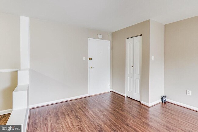 Foto del edificio - 7611 Maple Ave