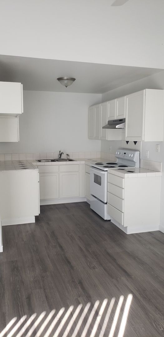 Building Photo - Newly Remodeled 2 bedroom 1 1/2 bath townh...