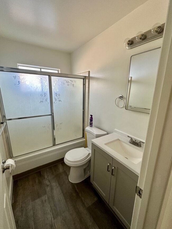 Building Photo - 2 bedroom 1 bath duplex