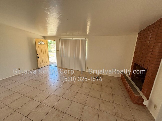 Building Photo - Spacious 3 Bedroom, 2 Bath Red Brick House...