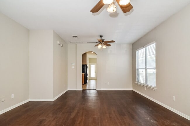 Building Photo - 1116 Oakcrest Dr