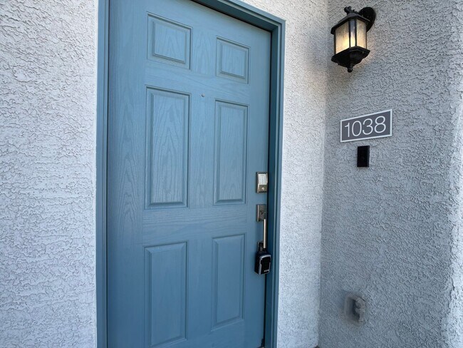 Foto del edificio - GATED 3 BED 2.5 BATH 2 CAR GARAGE TOWNHOME...