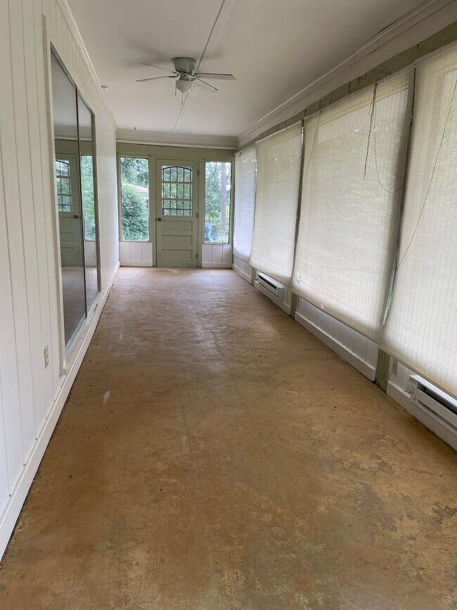 Building Photo - 2 bedroom 1.5 bath