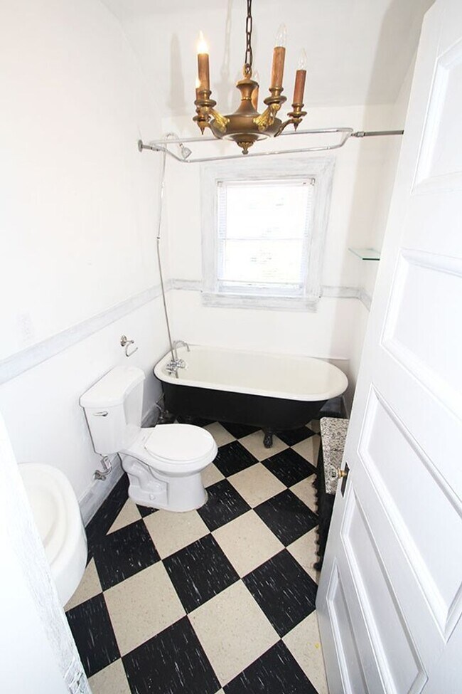 Foto del edificio - CHARMING 3 BEDROOM TUDOR REVIVAL APARTMENT W/ PUGET SOUND VIEWS