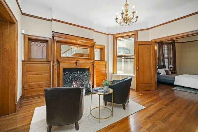Building Photo - 437 W Roslyn Pl
