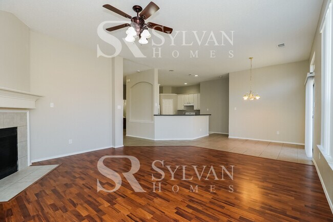Foto del edificio - This 4 bedroom, 2 bathroom home is sure to...