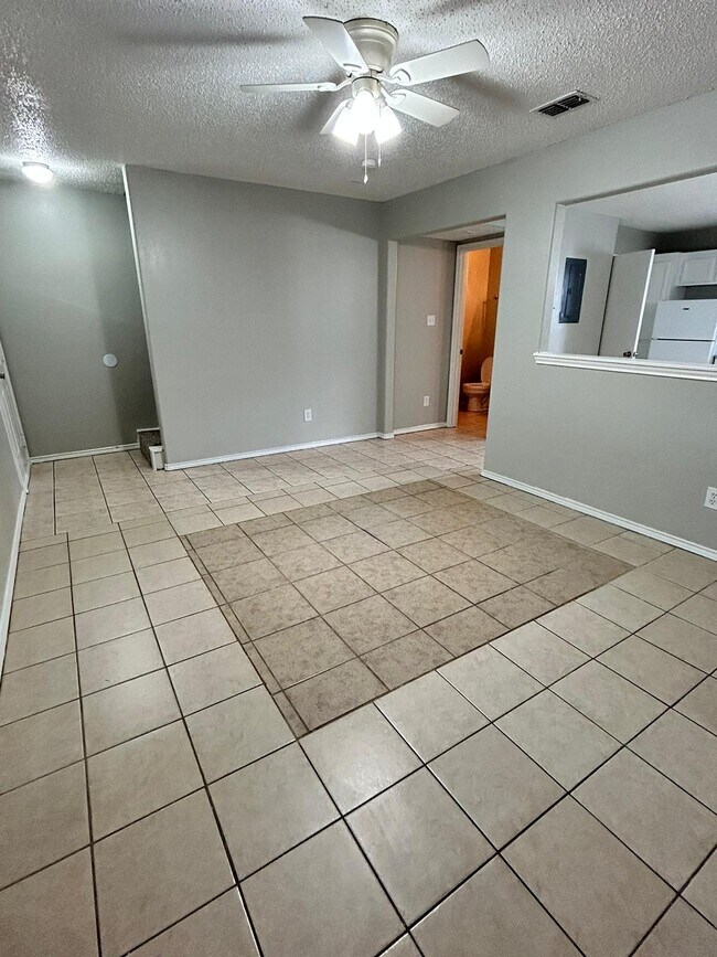 Building Photo - 2302 Elisa Ln