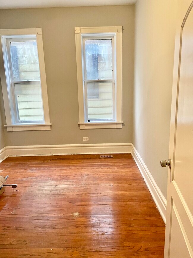 Foto del edificio - 13040 Maple Ave