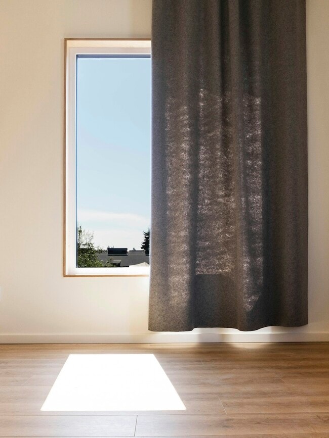 Building Photo - 1614 6th Ave