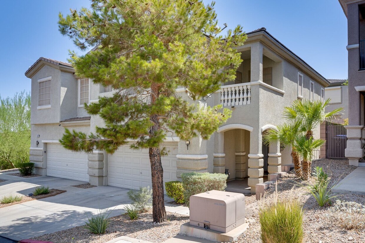 Foto principal - SPACIOUS 3 BEDROOM TOWNHOME