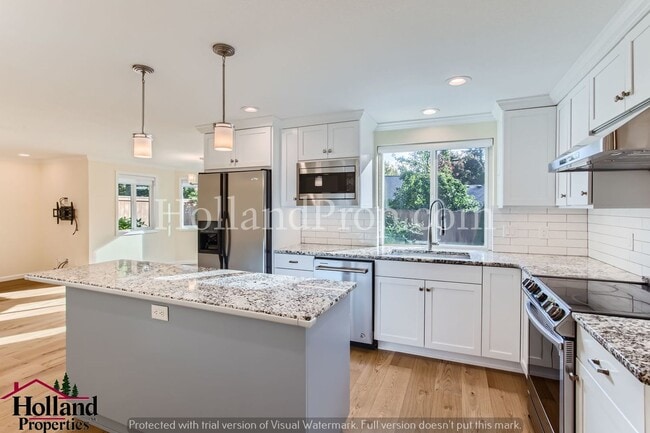 Building Photo - Beautiful 4 bedroom home located in the So...
