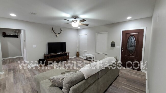 Foto del edificio - 347 Spruce Ln