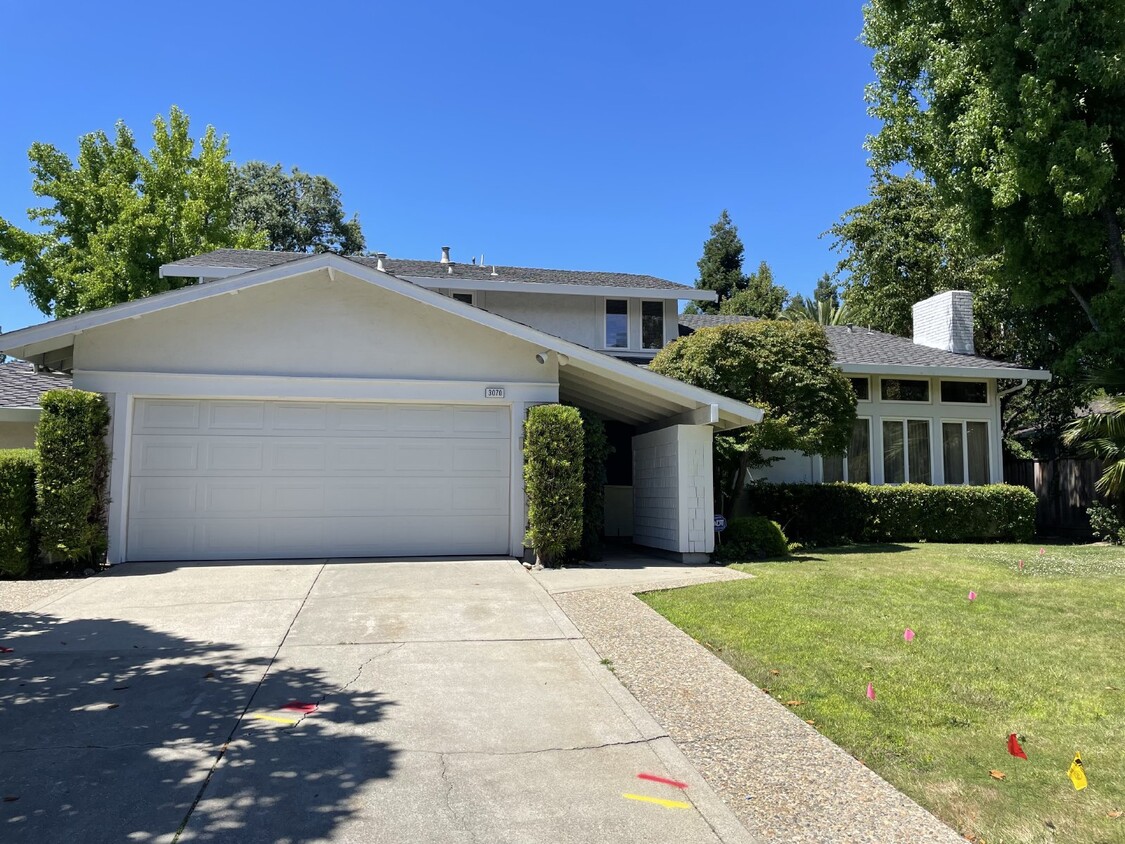 Primary Photo - "Beautiful 6-Bedroom Retreat with modern a...
