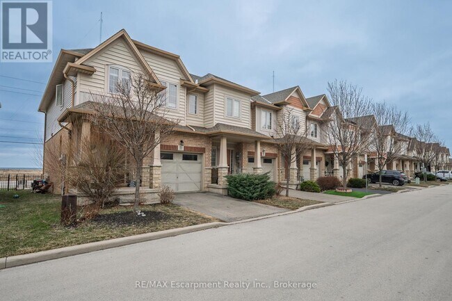 Building Photo - 8 Lakelawn Rd