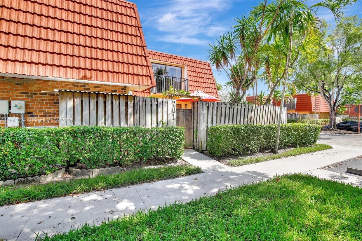 Primary Photo - 701 NW 98th Cir